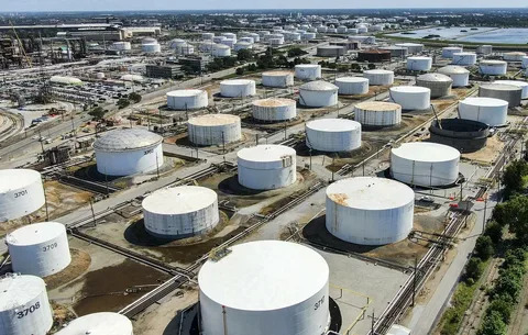 США продадут дополнительные 40 млн баррелей нефти из стратегического резерва
