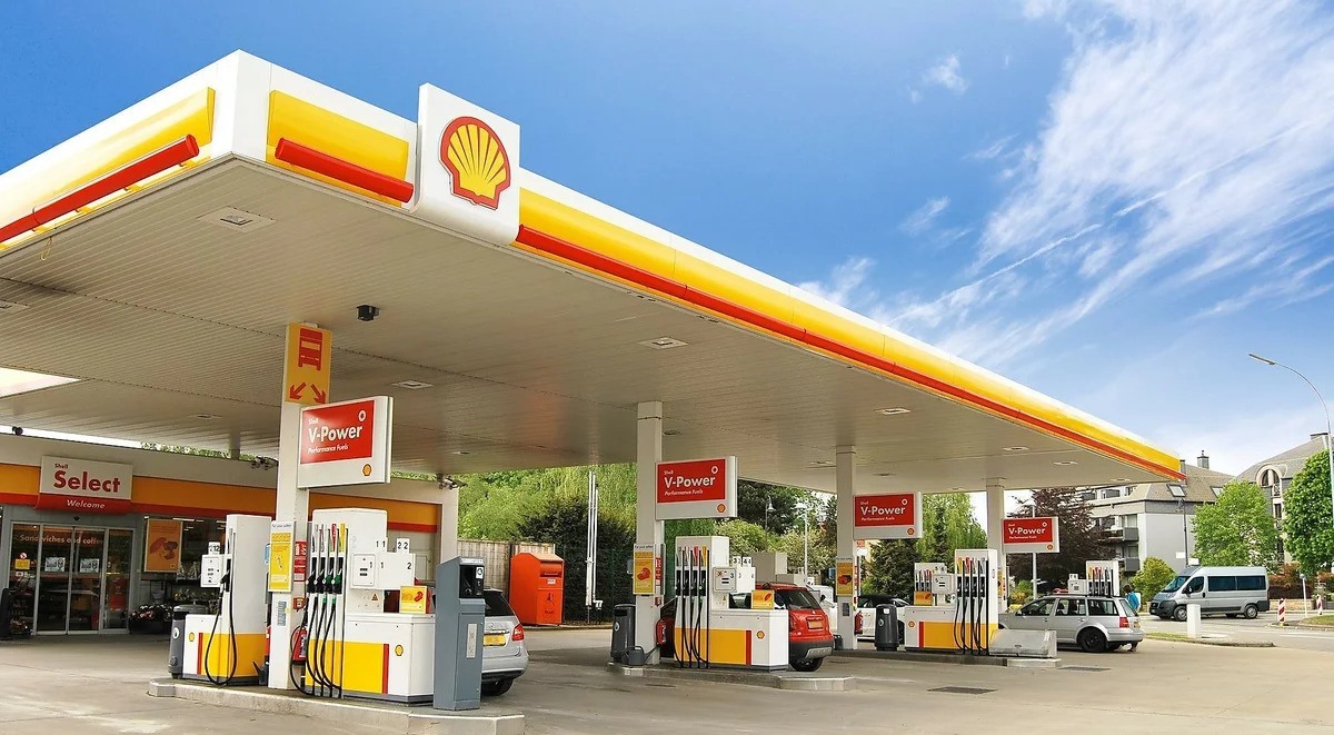 АЗС Shell возобновляют работу после перехода к "Лукойлу"