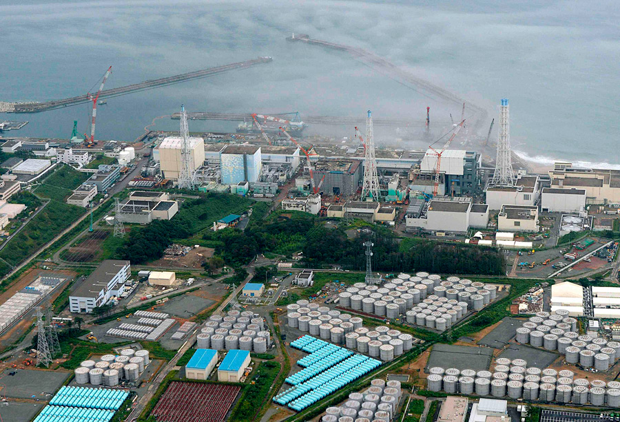 Власти Японии просят прощения за утечку радиоактивной воды с АЭС "Фукусима-1"