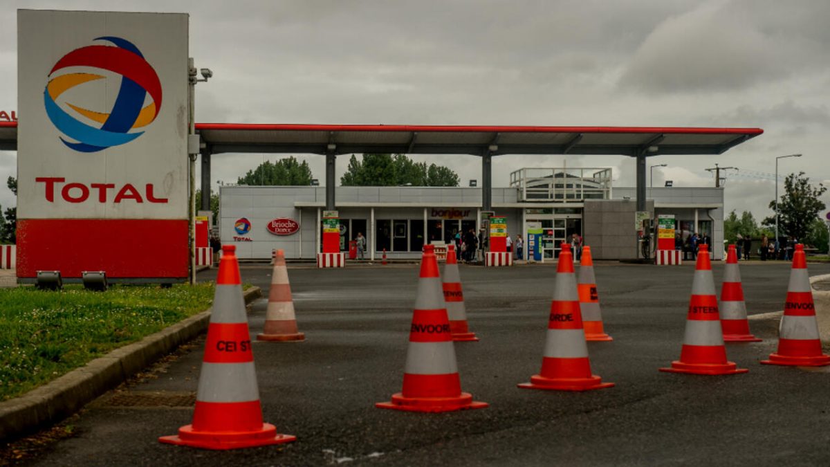Забастовки на НПЗ во Франции привели к нехватке топлива на АЗС в стране