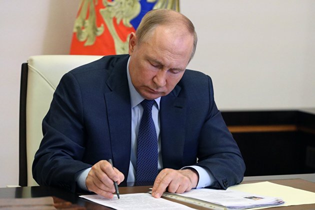 Президент РФ запретил поставки российской нефти по потолку цен