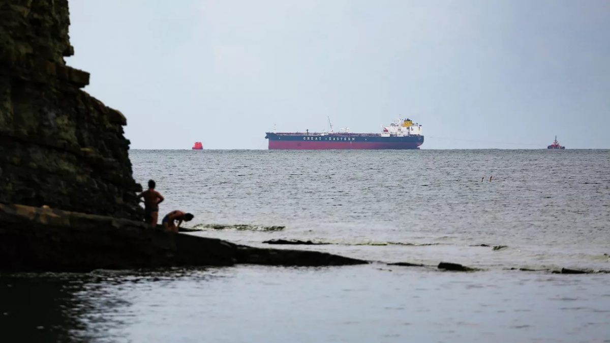 Турция начала пропускать нефтяные танкеры через проливы Босфор и Дарданеллы