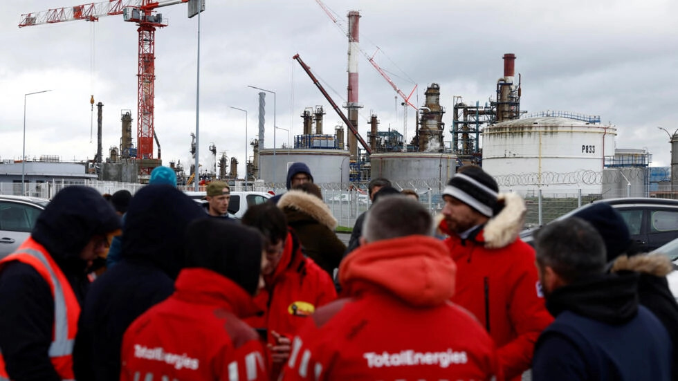 Франции вновь грозит дефицит нефтепродуктов из-за забастовки работников НПЗ