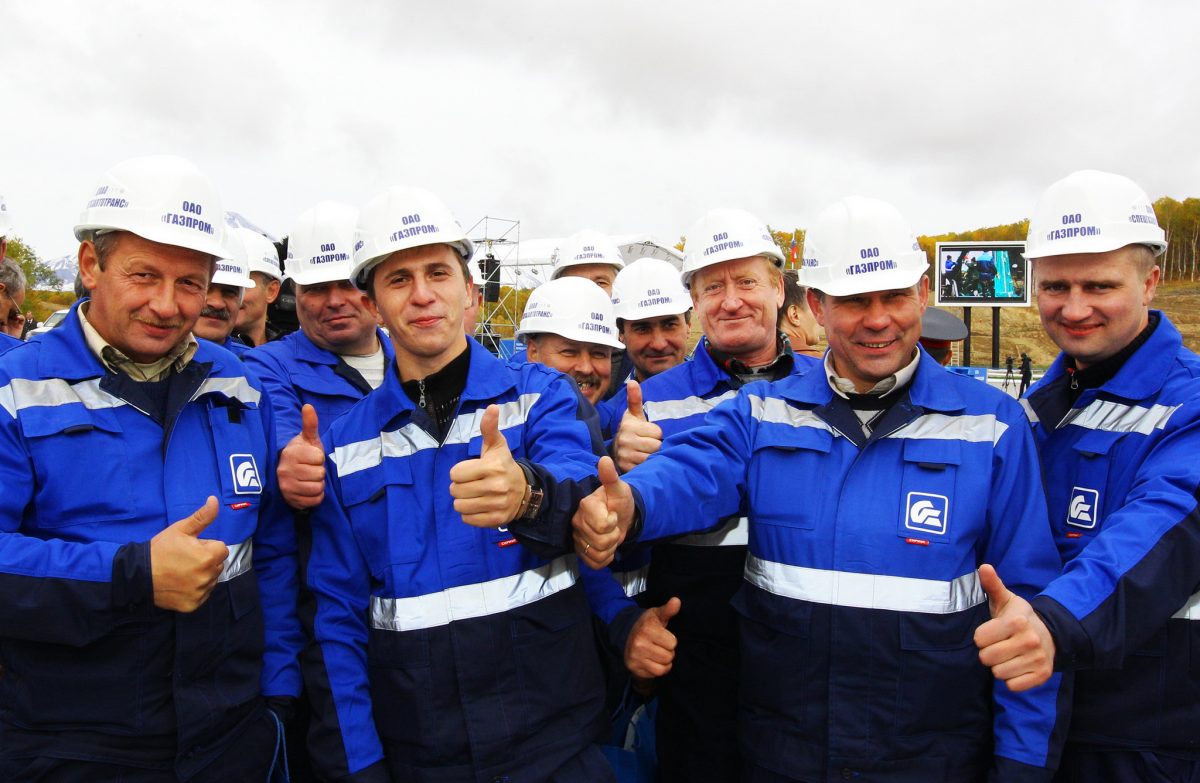 "Газпром" и его "дочки" освободят из-под повышенного налога на прибыль для экспортеров СПГ