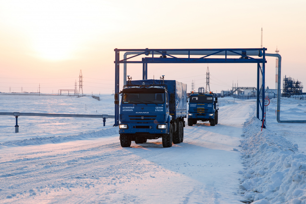 "Газпром нефть" начала использовать беспилотные КАМАЗы для перевозки грузов на промысле