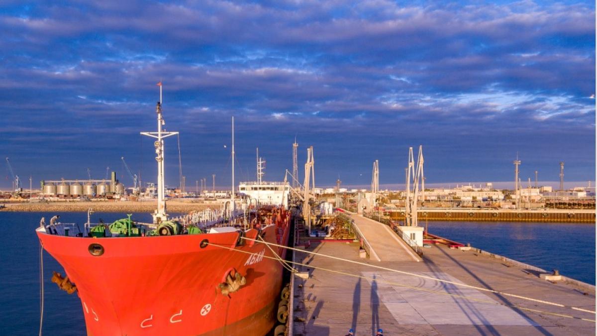 Казтрансойл" нарастил в апреле поставки нефти в Баку из порта Актау на 75%