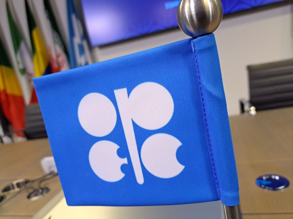ОПЕК+ оставил неизменной сделку по сокращению добычи нефти