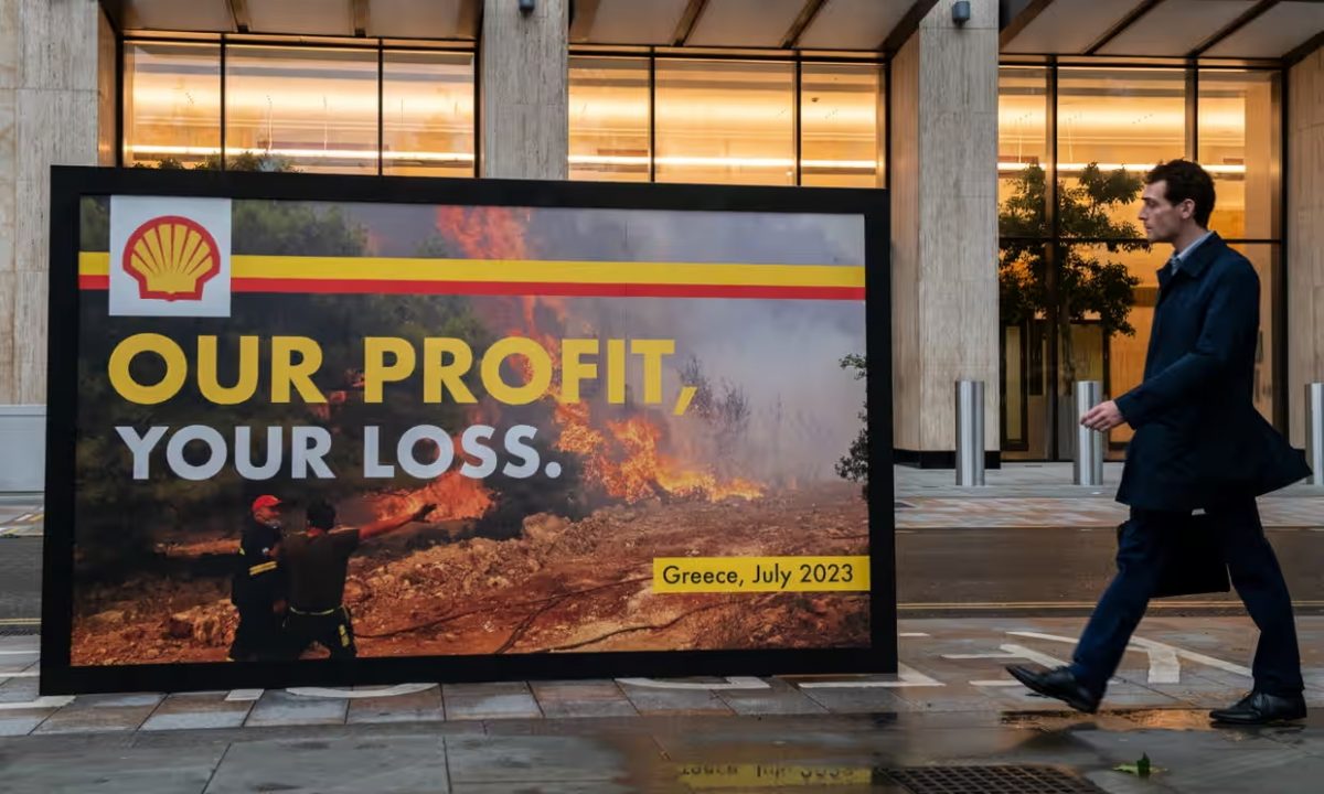 Greenpeace устроил провокацию у офиса Shell из-за "непристойной прибыли"