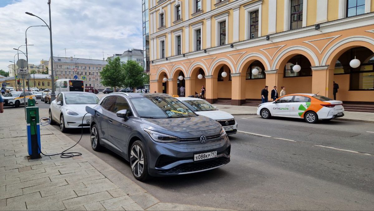 Эксперт: развитие электромобилей в России пока возможно только в городах