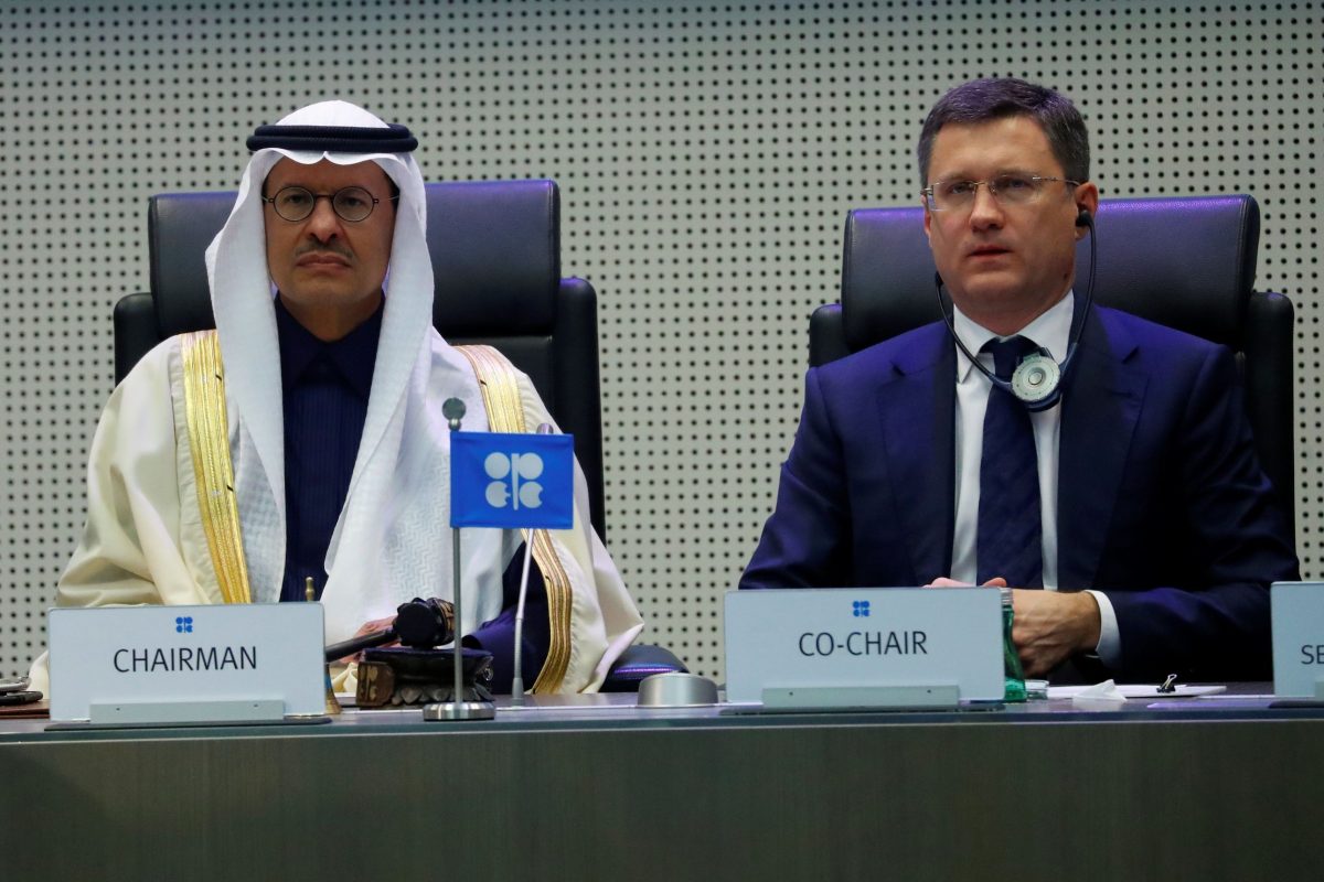 Россия и Саудовская Аравия продолжат сокращать добычу и экспорт нефти в сентябре