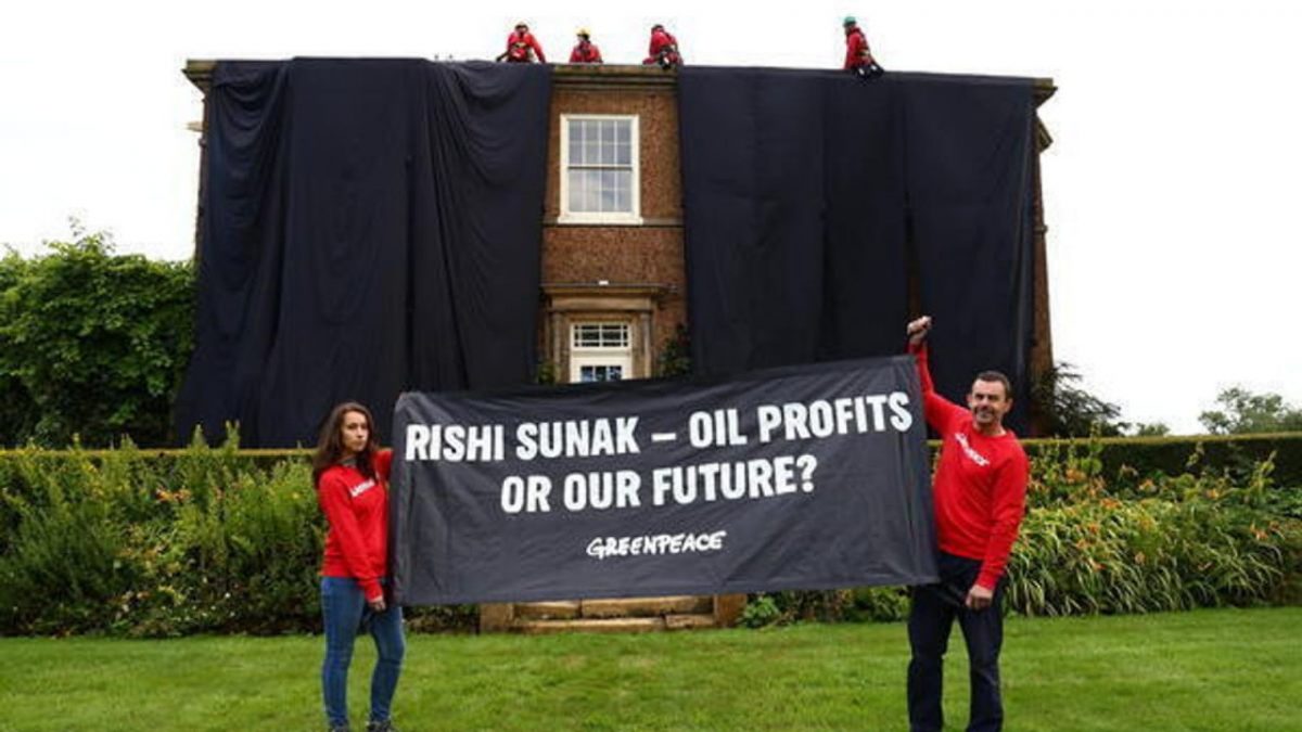 Активисты Greenpeace закрыли черным полотном особняк премьера Великобритании за поддержку нефтегаза