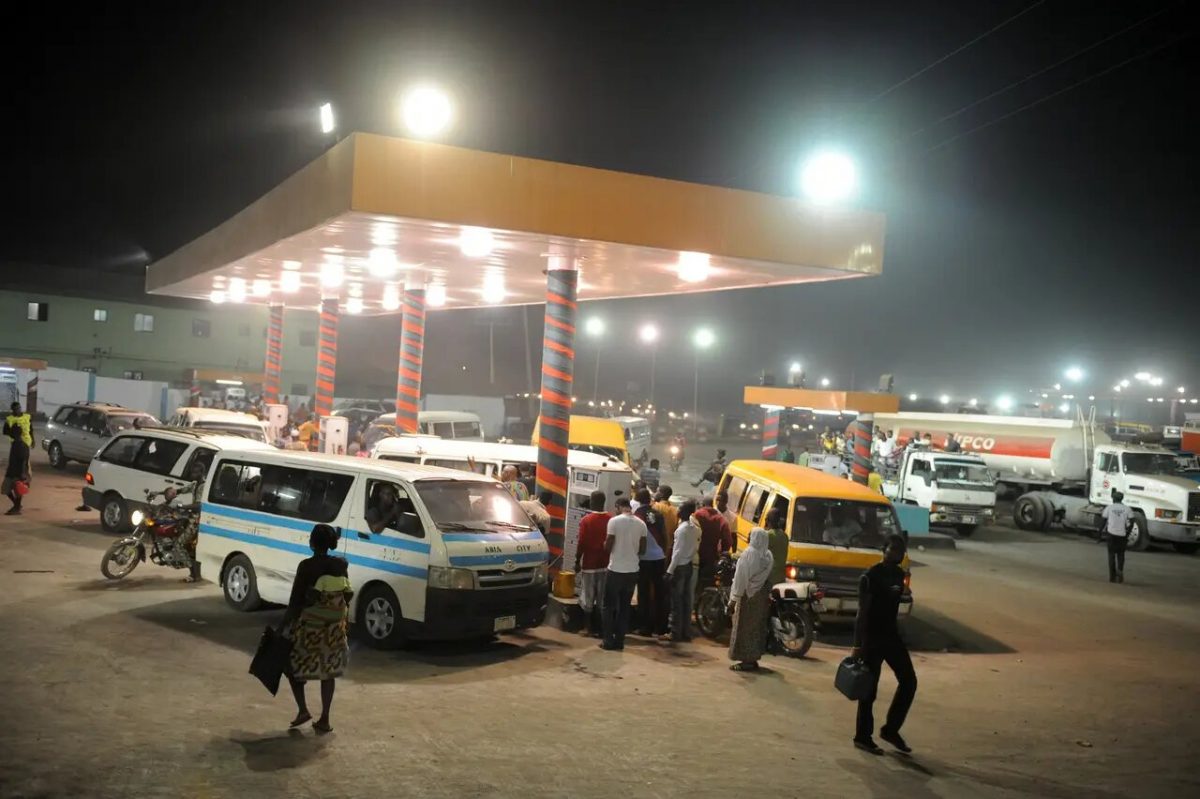 Нигерийцы начнут общенациональную стачку из-за трехкратного роста цен на бензин