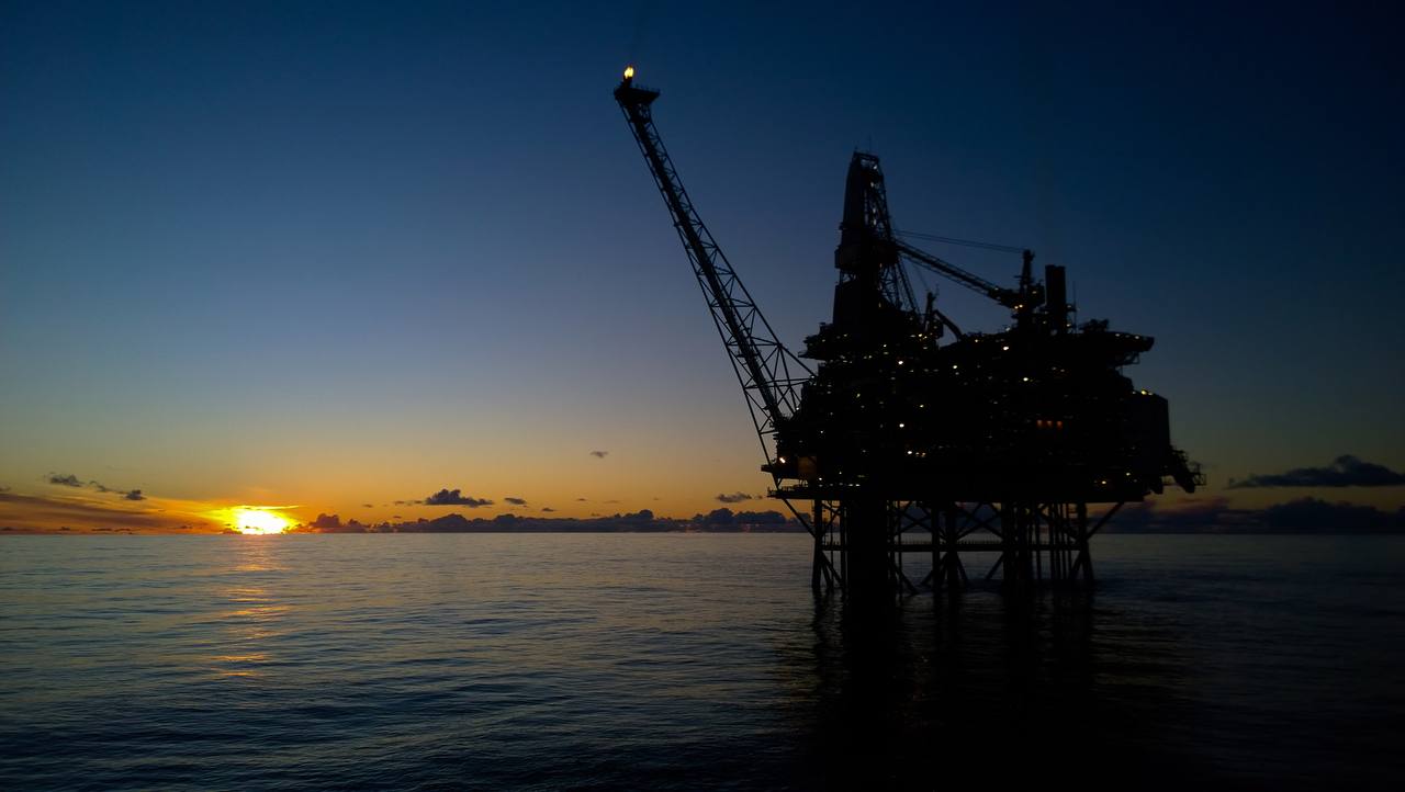Нефть в море. Нефтяная платформа на закате. Нефтедобывающая вышка нижняя Саксония. Аравийское море нефтедобывающие платформы. Пейзаж с нефтедобывающей вышкой и кораблём в калифорнийском заливе.