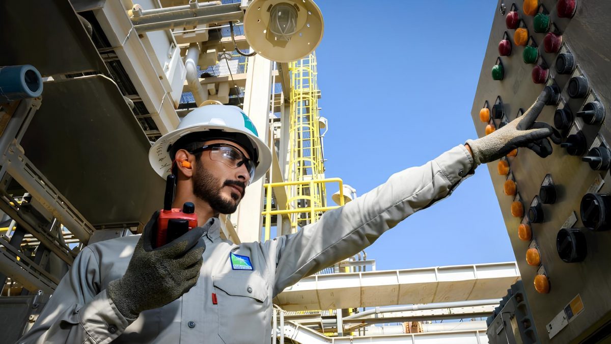 Япония просит Саудовскую Аравию нарастить добычу нефти для стабилизации рынка