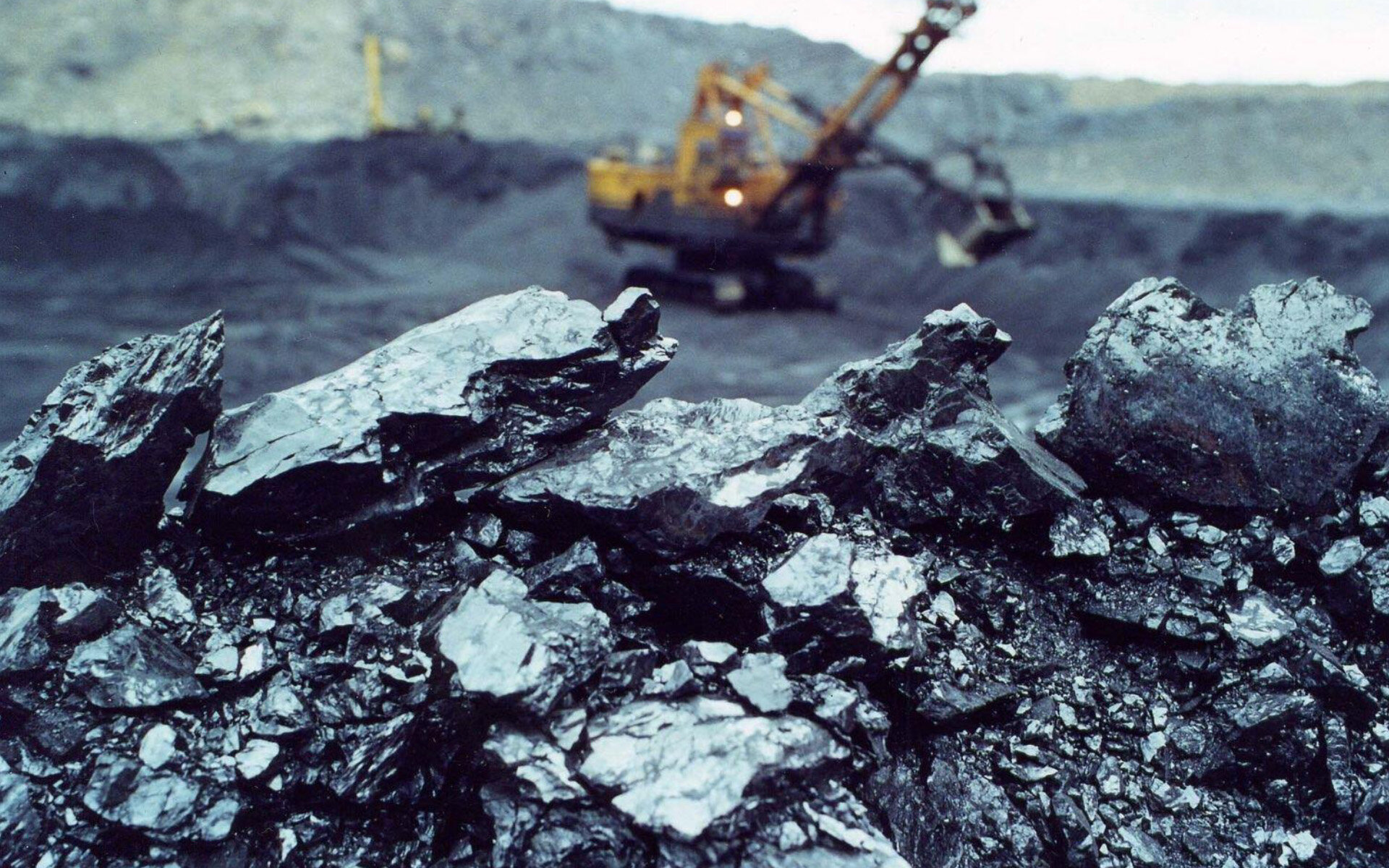 Ведется добыча каменного угля. Кузбасс угольный бассейн. Добыча и переработка полезных ископаемых. Добыча угля. Добыча каменного угля.