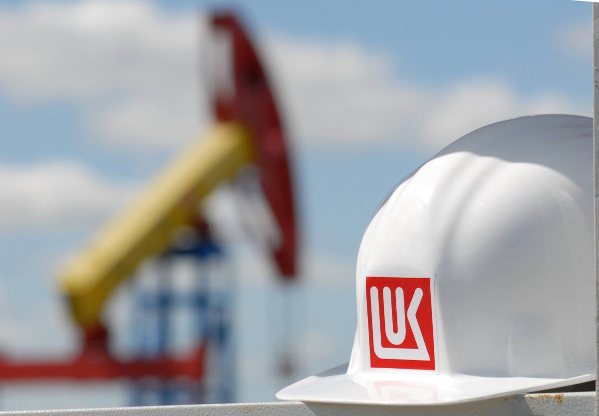 "Лукойл" в июле не поставляет нефть в Венгрию и Словакию