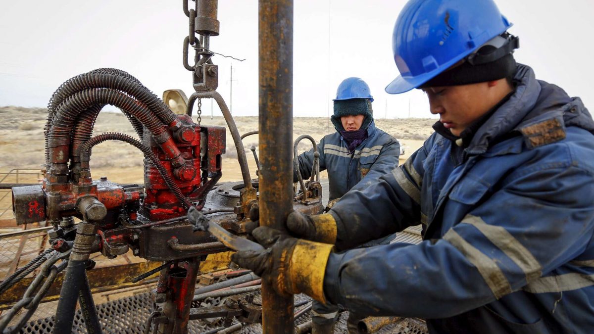 Казахстан остановил работу более 600 нефтяных скважин из-за паводков