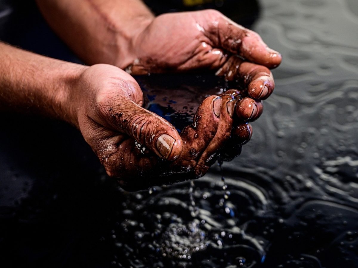 Экологи сообщили о разливе нефти на 7 кв. км рядом с Кашаганом