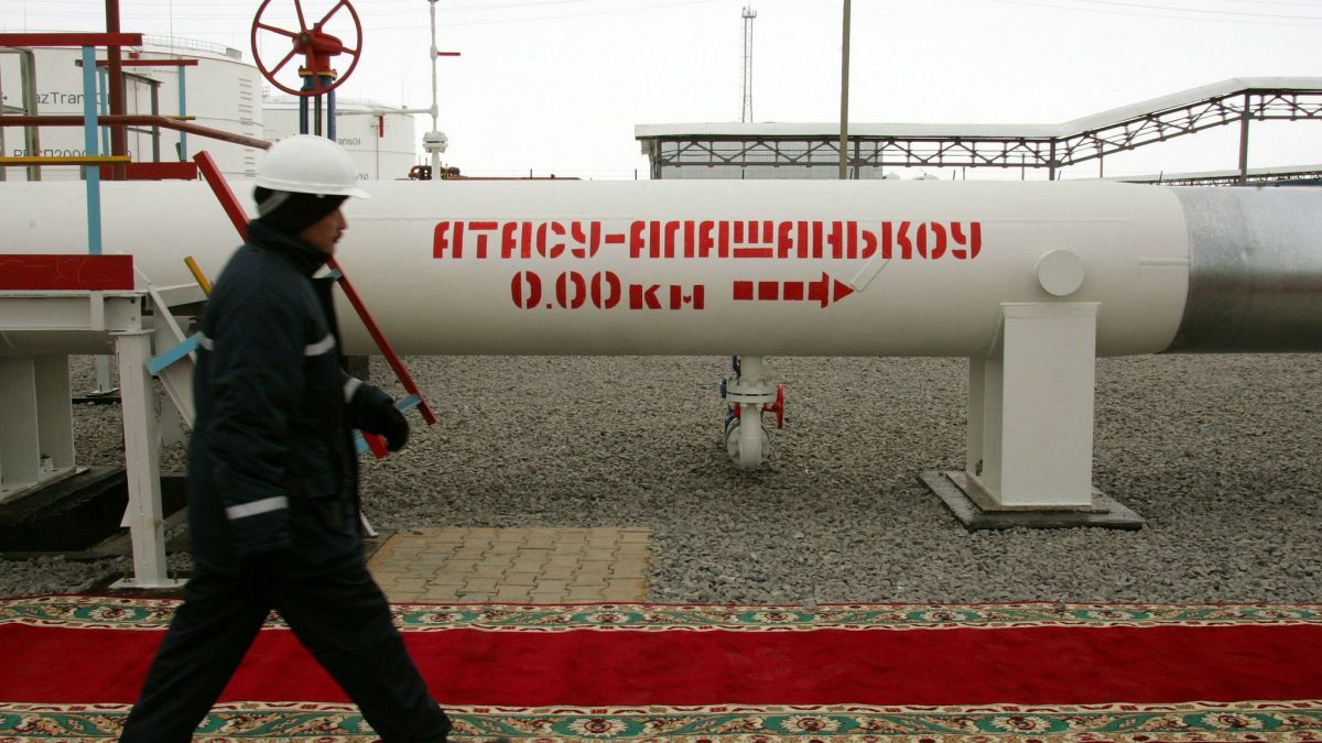 Казахстан нарастил транзит российской нефти в Китай