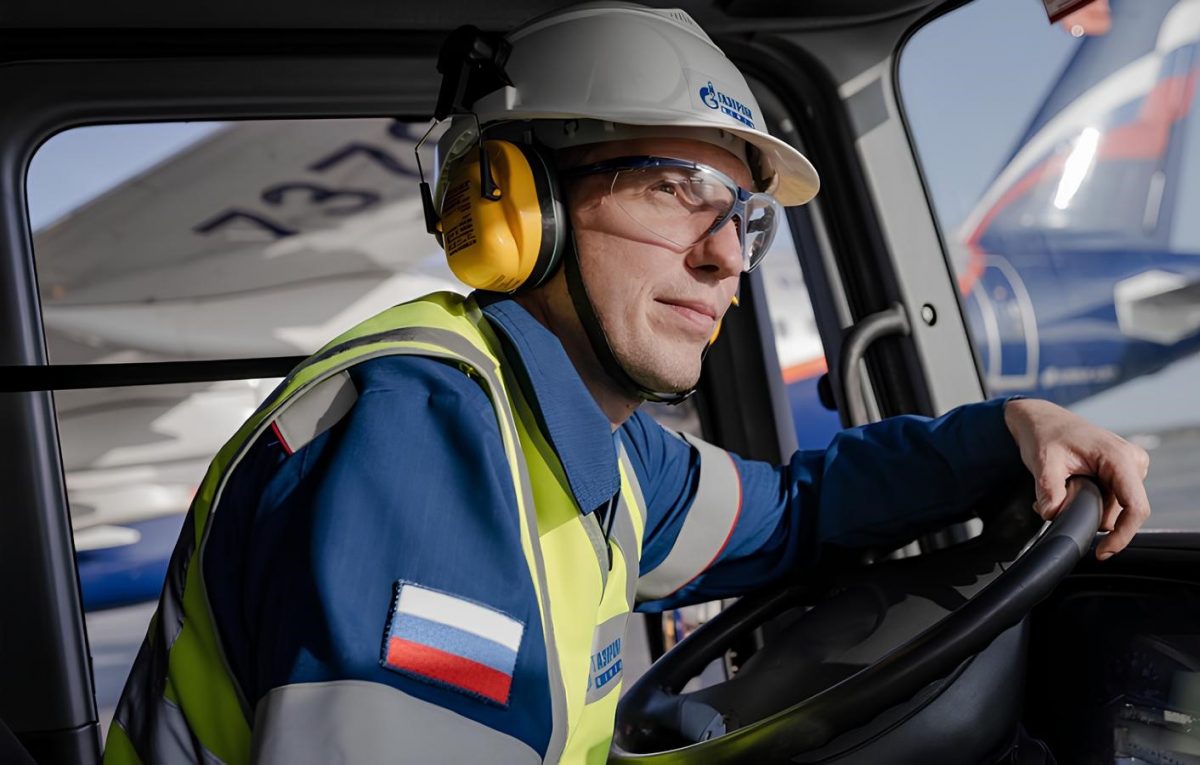 "Газпром нефть" начала эксплуатацию в Шереметьево первого электрозаправщика