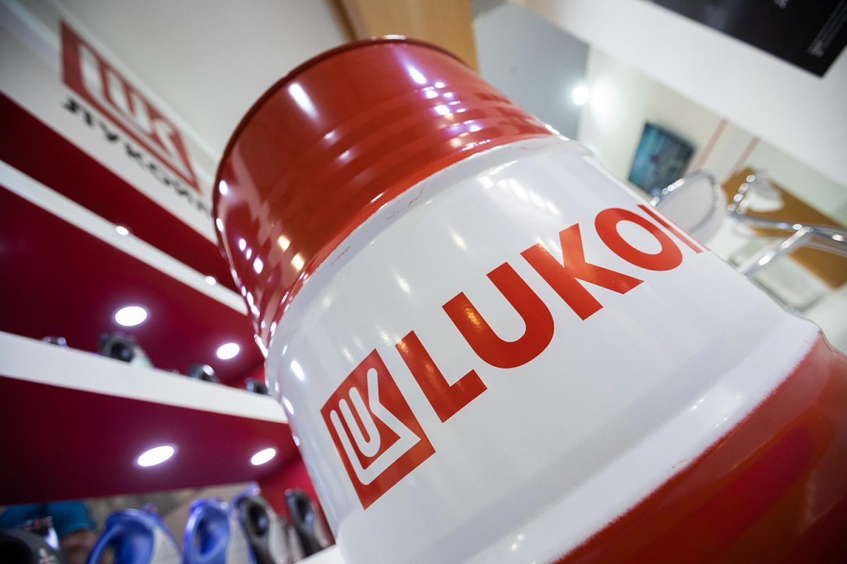 Словакия перестала закупать нефть "Лукойла"