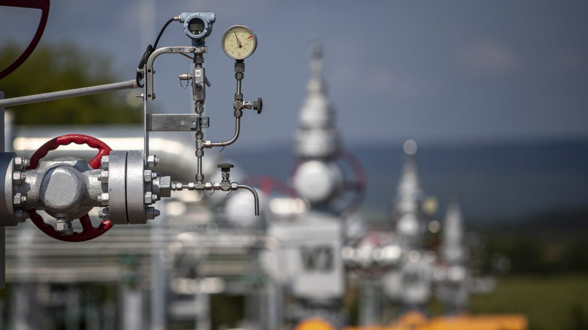 Продажи природного газа на бирже снизились почти на 14%