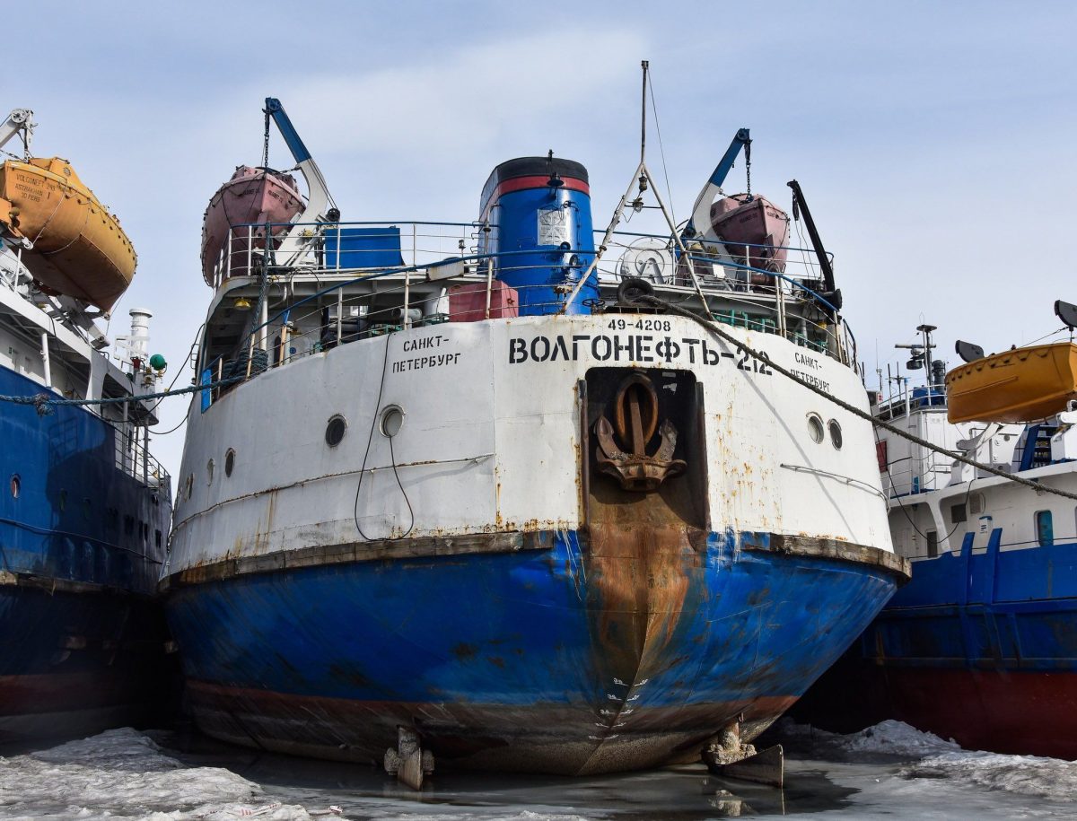 Груженный мазутом российский танкер подал сигнал бедствия в Черном море