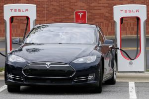 Продажи Tesla в ЕС обвалились на 45%