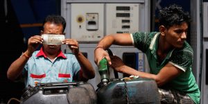 Индии удается сохранять стабильные цены на бензин, несмотря на блокаду Ормуза