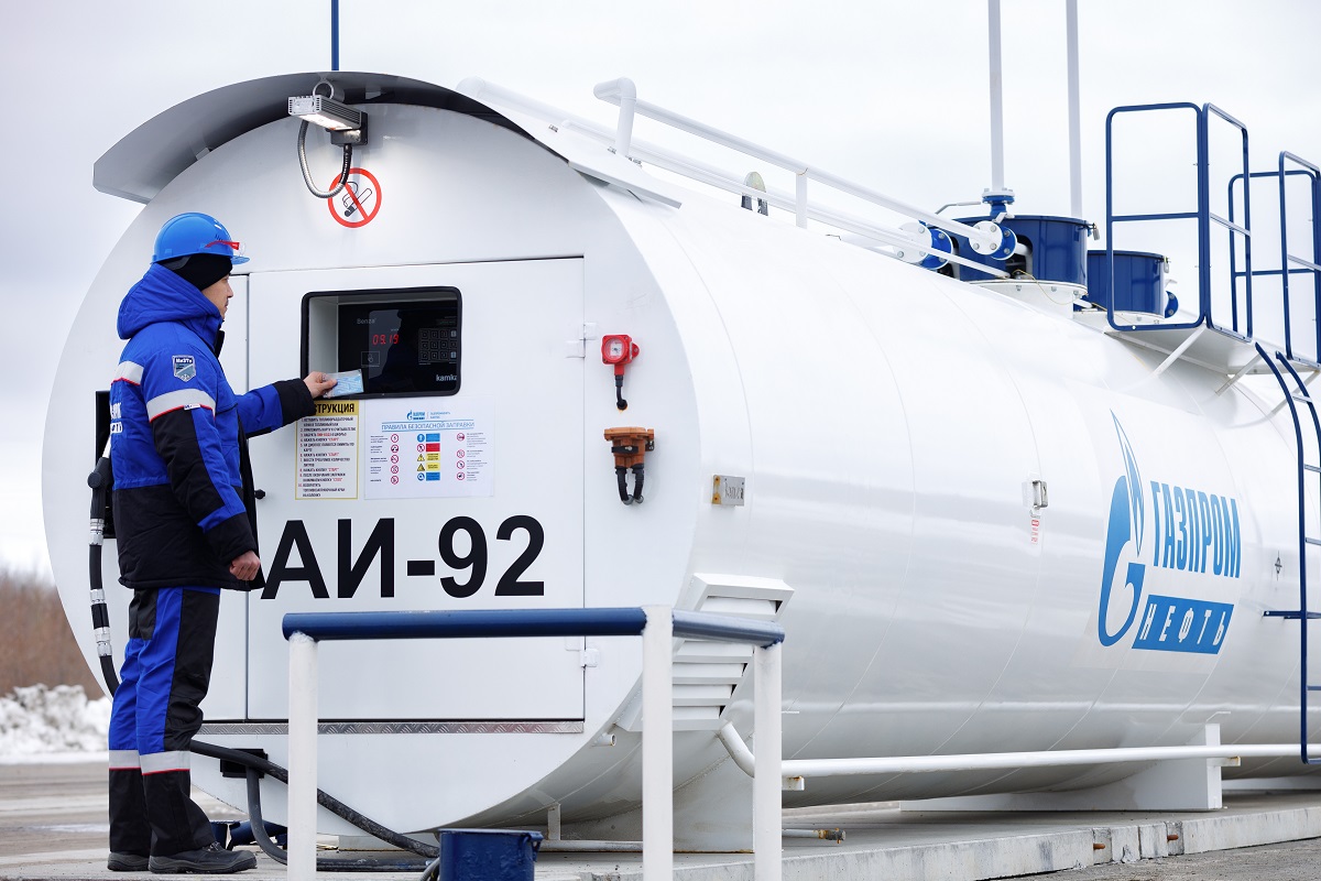 "Газпром нефть" в 2024 году поставила 8,5 млн тонн топлива мелким оптом