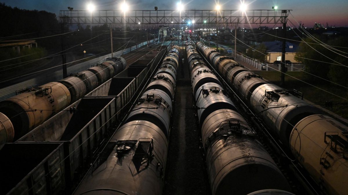 Понижение ценового потолка не отразится на экспорте российской нефти, уверен Новак