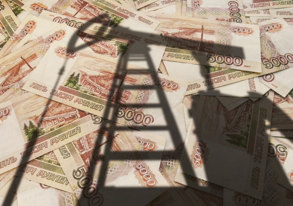 Бюджет РФ снизил в мае нефтегазовые доходы на 35,4%, но сэкономил на демпфере