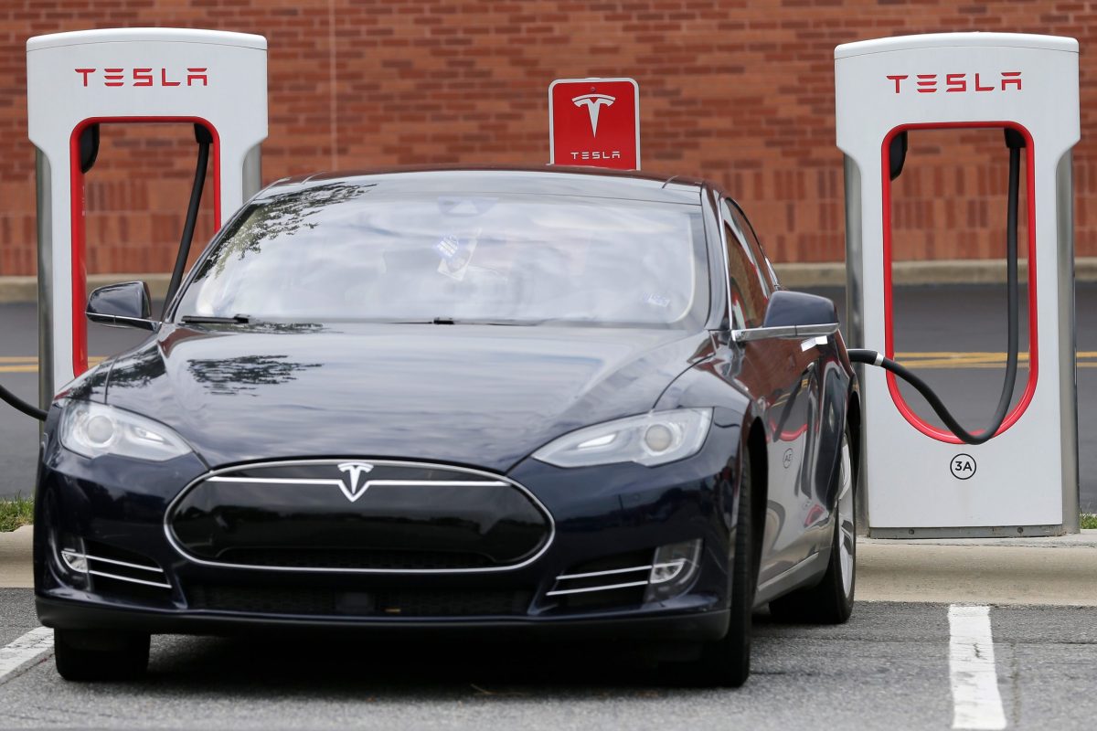 Продажи электромобилей в мире растут, а у Tesla — падают