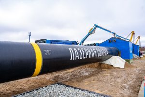 "Газпром" начал первым в мире сваривать трубы в полях с помощью лазера