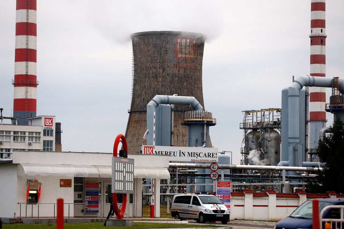 Румыния рассматривает возможность самостоятельно выкупить активы "Лукойла" в стране
