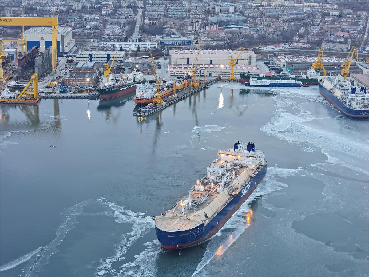 Первый российский арктический СПГ-танкер спущен на воду.