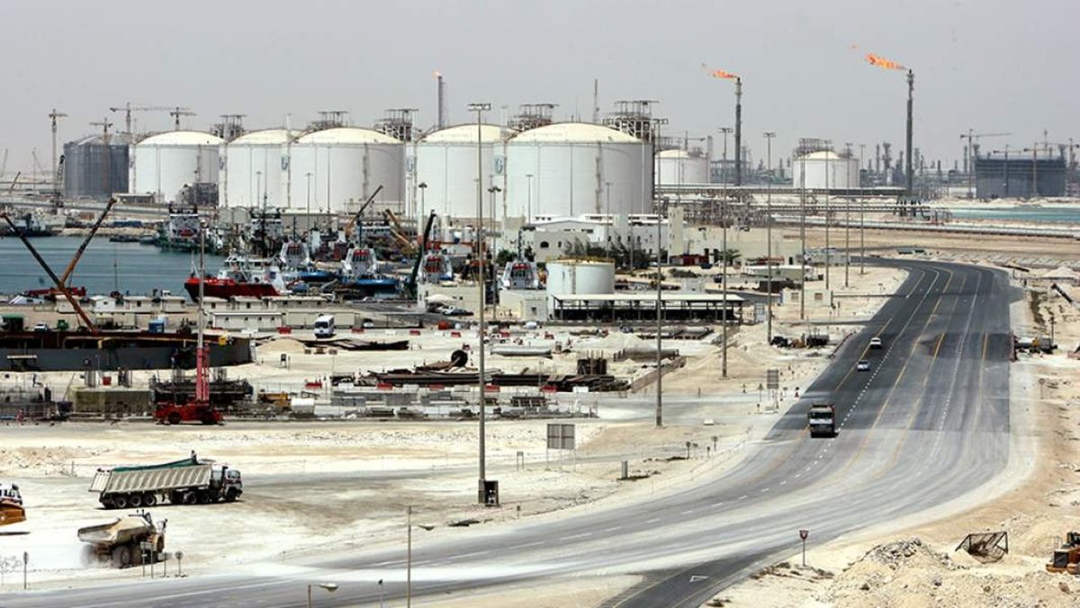 Катар приостановил добычу газа на ряде месторождений