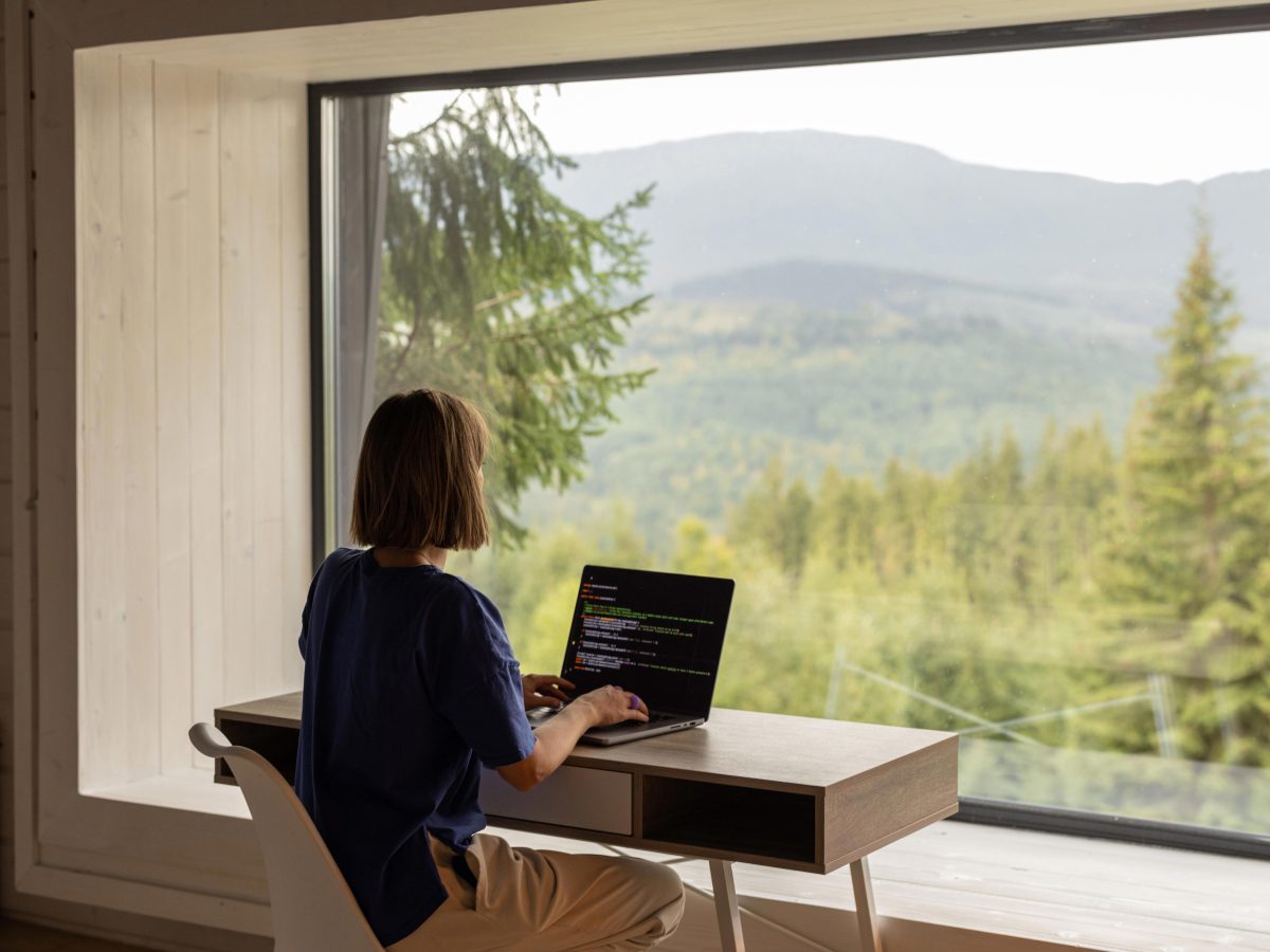 МЭА призывает работать из дома и отказаться от авиаперелетов