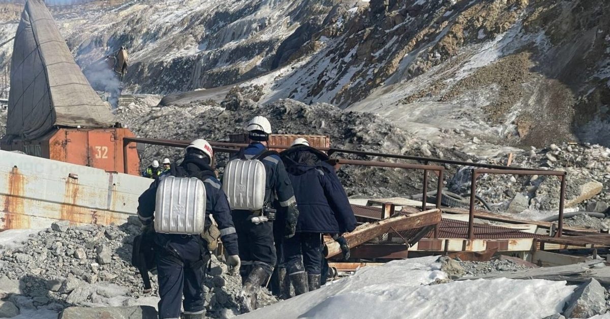 Восемь человек находятся под завалами на угольном разрезе в Магаданской области. Что известно о ЧП
