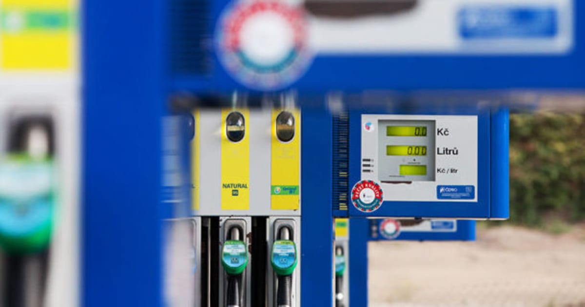 Чехия впервые ввела потолок цен на бензин и дизель на заправках
